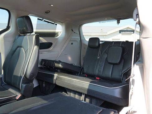 Used 2023 Chrysler Pacifica Limited FWD image 25