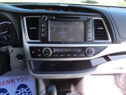 Used 2019 Toyota Highlander XLE image 16