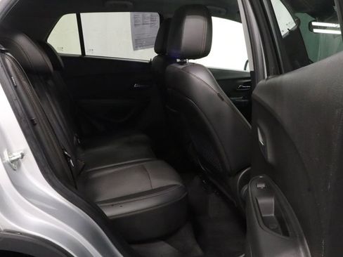 Used 2020 Chevrolet Trax LT w/ LT Convenience Package AWD/4WD image 19
