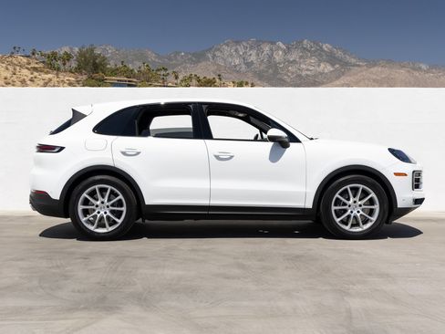 Certified 2025 Porsche Cayenne AWD/4WD image 8