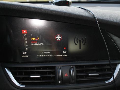 Used 2017 Alfa Romeo Giulia AWD image 11