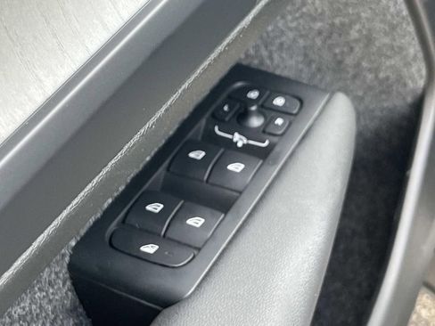 Certified 2026 Volvo XC40 B4 Core w/ Climate Package FWD image 21