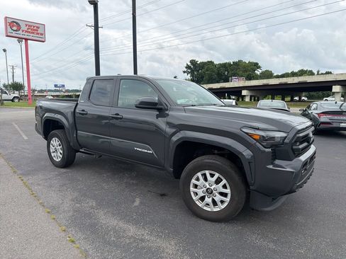 Used 2025 Toyota Tacoma SR5 AWD/4WD image 2