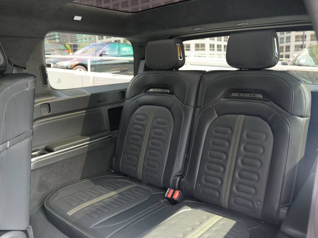 Used 2025 Rivian R1S Adventure Dual AWD/4WD image 31