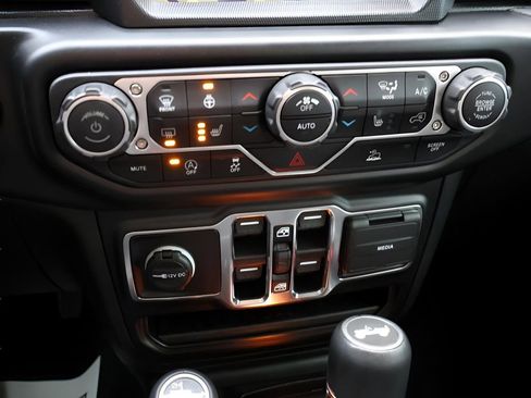 Used 2021 Jeep Wrangler Unlimited Sahara image 25