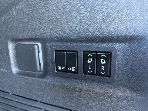 Used 2023 Chevrolet Suburban Premier image 15