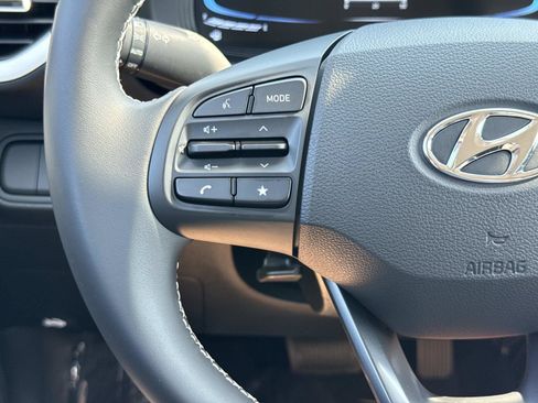 Certified 2025 Hyundai Venue Limited FWD image 10