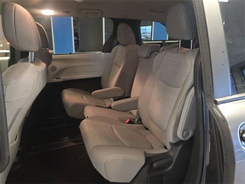 Used 2025 Toyota Sienna LE image 21