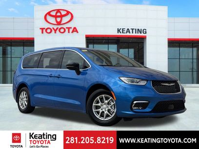 Used 2026 Chrysler Pacifica Select