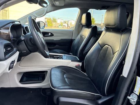 Used 2023 Chrysler Pacifica Limited FWD image 17