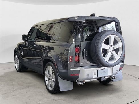 New 2024 Land Rover Defender 110 SE image 3