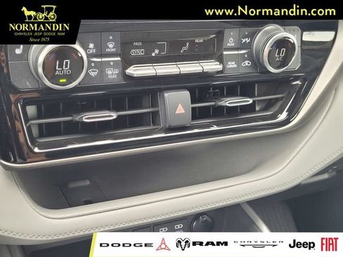 Used 2022 Toyota Highlander XLE FWD image 11