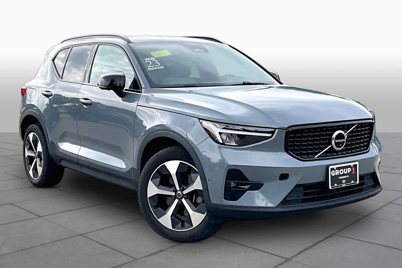 Used 2023 Volvo XC40 B5 Plus w/ Driver Assist Package AWD/4WD image 3