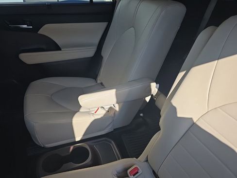 Used 2022 Toyota Highlander XLE image 18