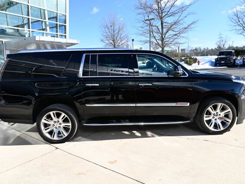 Used 2017 Cadillac Escalade ESV Luxury image 4
