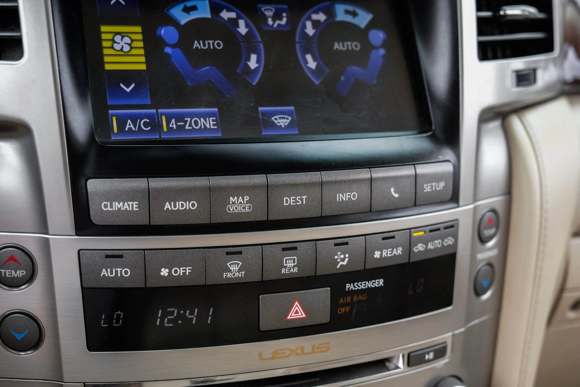 Used 2013 Lexus LX 570 4WD w/ Luxury Pkg image 31