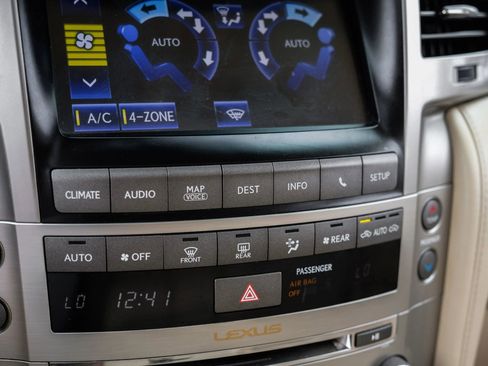 Used 2013 Lexus LX 570 4WD w/ Luxury Pkg image 31