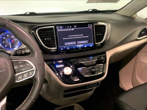 Used 2024 Chrysler Pacifica Touring-L FWD image 6