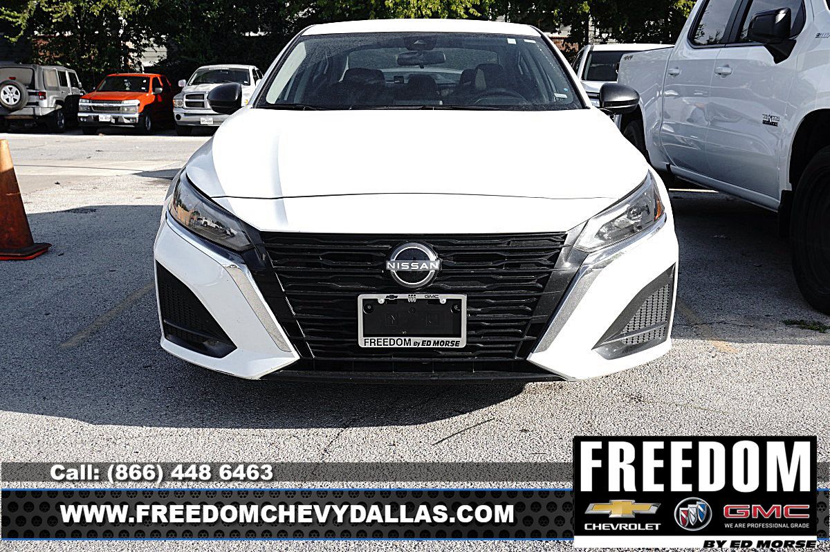 Used 2025 Nissan Altima 2.5 SV FWD image 3