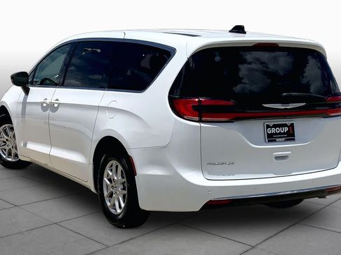 Used 2024 Chrysler Pacifica Touring-L FWD image 11