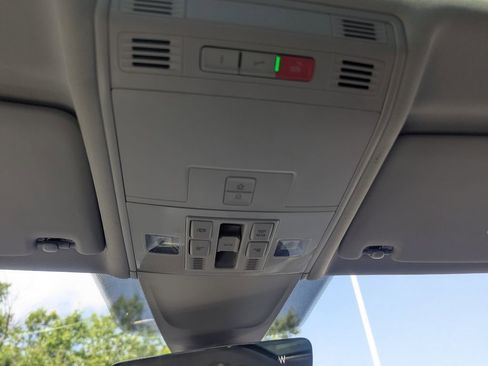 Used 2022 Volkswagen Tiguan SE image 25