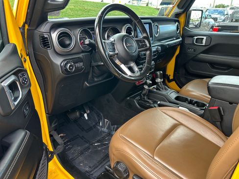 Used 2021 Jeep Wrangler Unlimited Rubicon w/ Cold Weather Group AWD/4WD image 5