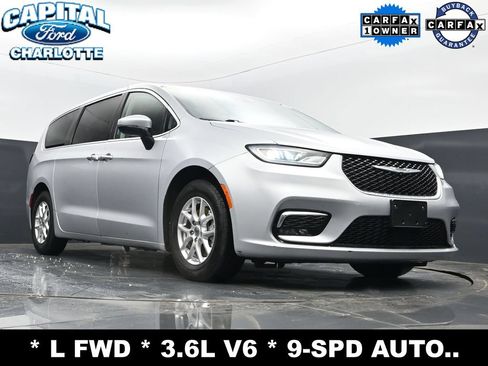 Used 2023 Chrysler Pacifica Touring-L FWD image 19