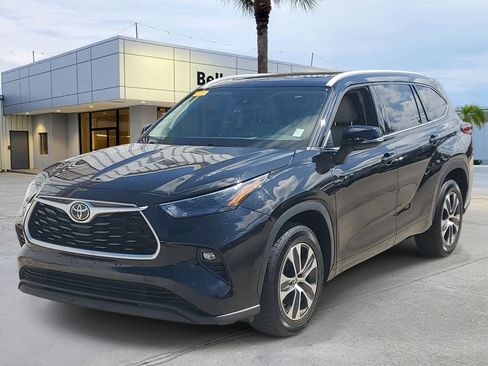 Used 2022 Toyota Highlander XLE FWD image 1