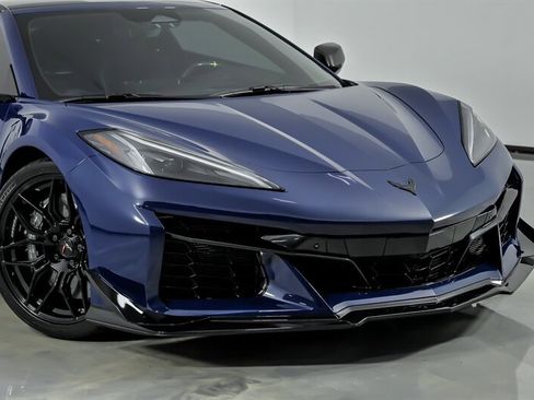 Used 2025 Chevrolet Corvette Z06 RWD image 3