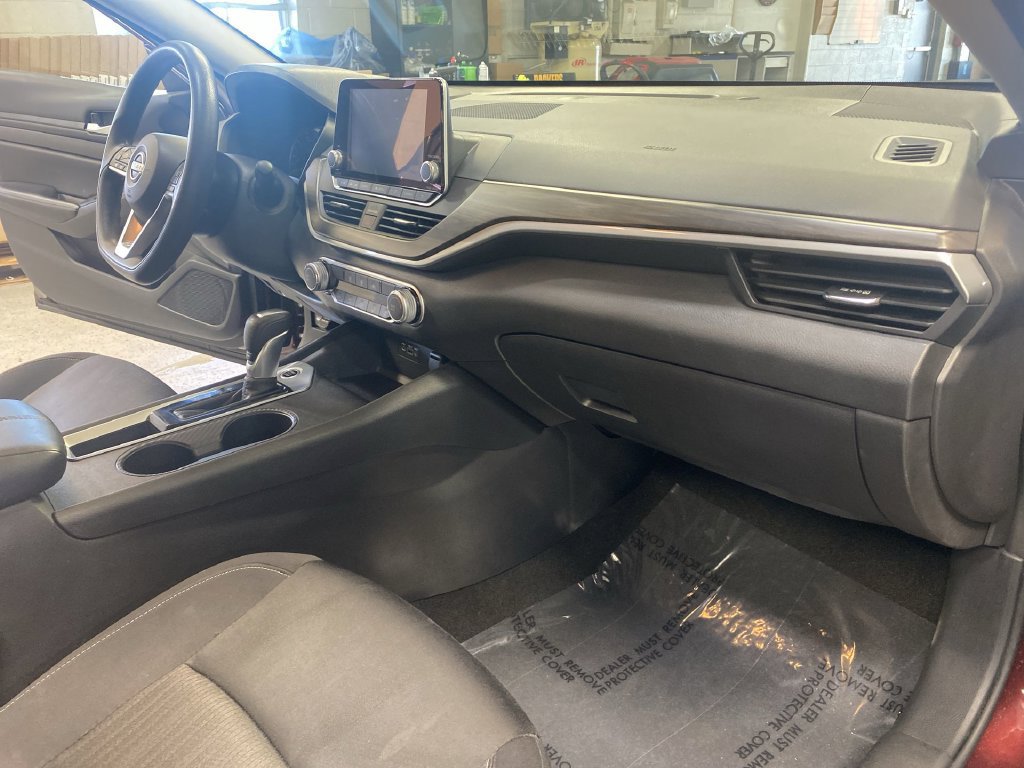 Used 2025 Nissan Altima 2.5 SV FWD image 37