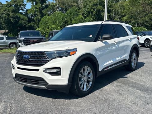 Used 2023 Ford Explorer XLT w/ Equipment Group 202A RWD image 2