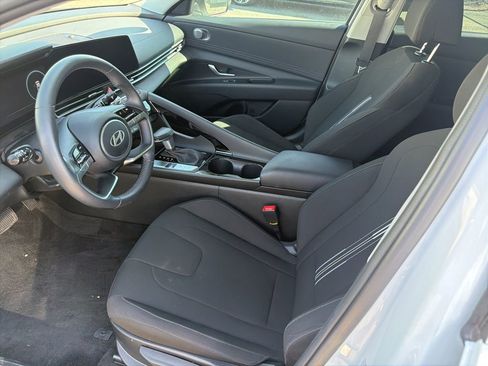 Used 2025 Hyundai Elantra SEL FWD image 21
