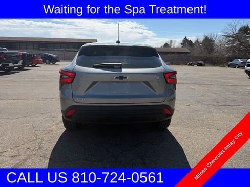 Used 2024 Chevrolet Trax LS w/ LS Convenience Package image 2