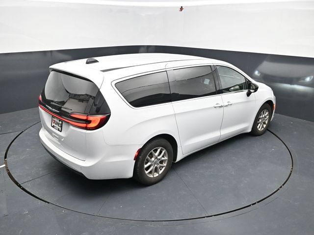 Used 2024 Chrysler Pacifica Touring-L FWD image 37