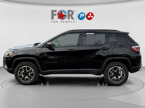 Used 2024 Jeep Compass Trailhawk image 7