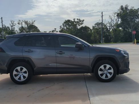 Used 2022 Toyota RAV4 LE FWD image 4