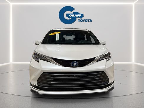 Used 2025 Toyota Sienna Platinum AWD/4WD image 3