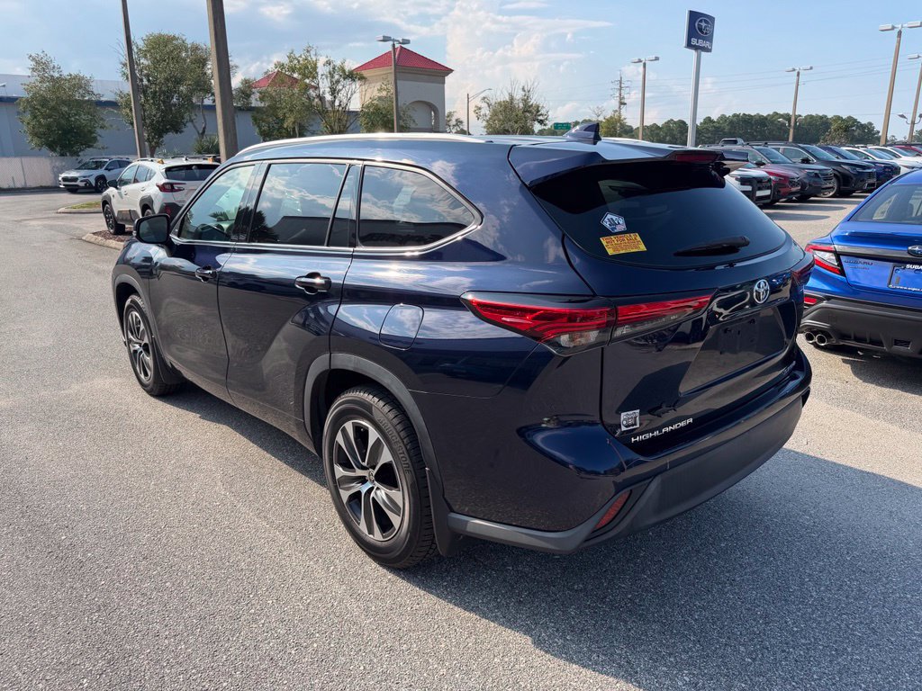 Used 2022 Toyota Highlander XLE AWD/4WD image 7