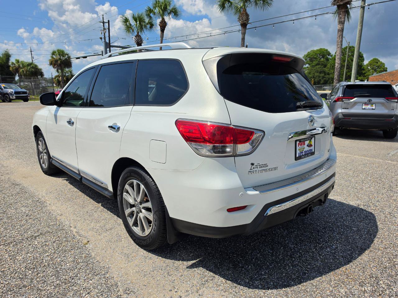 Used 2014 Nissan Pathfinder SL w/ Trailer Tow Package FWD image 3