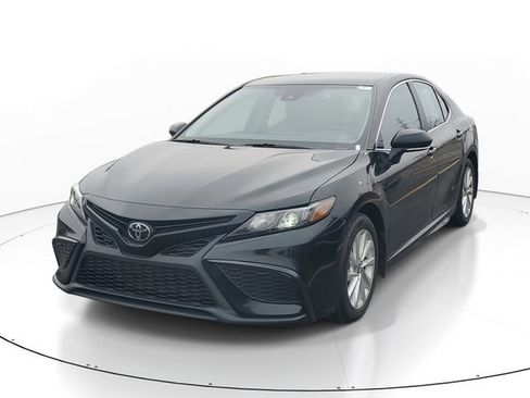 Used 2024 Toyota Camry SE image 2