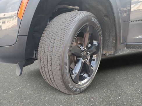 Certified 2024 Jeep Grand Cherokee Altitude AWD/4WD image 30