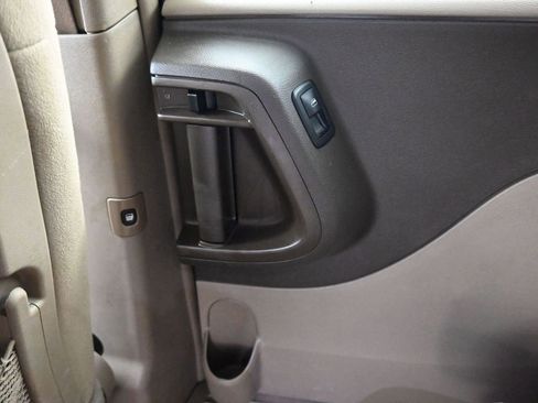 Used 2014 Chrysler Town & Country Touring image 33