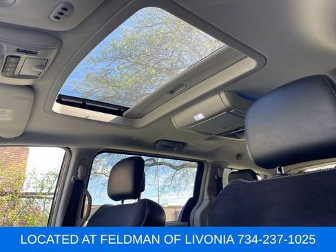 Used 2015 Chrysler Town & Country Limited Platinum FWD image 20