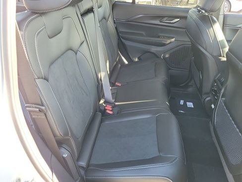 New 2025 Jeep Grand Cherokee Altitude image 17