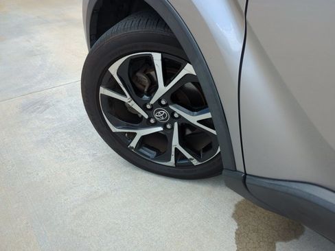 Used 2018 Toyota C-HR XLE FWD image 10