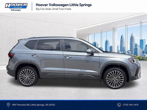 Used 2025 Volkswagen Taos SE w/ Panoramic Sunroof Package FWD image 28