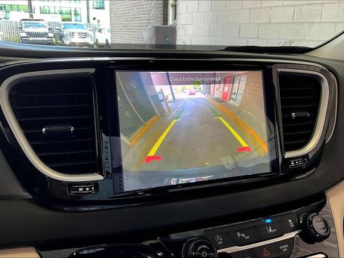 Used 2024 Chrysler Pacifica Touring-L FWD image 16