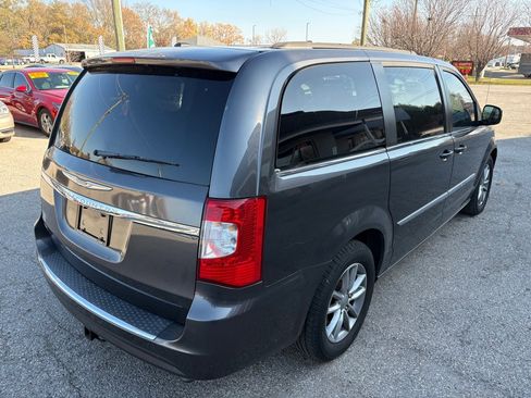 Used 2016 Chrysler Town & Country Touring image 7