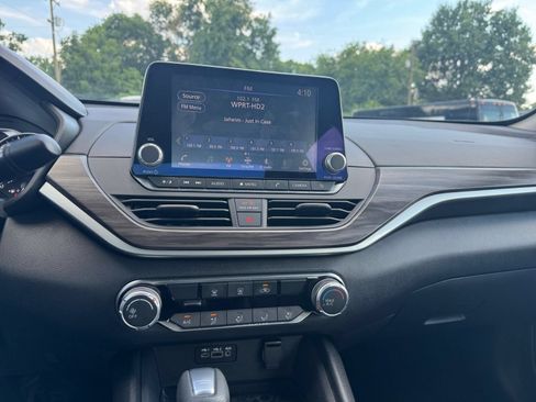 Used 2025 Nissan Altima 2.5 SV FWD image 17