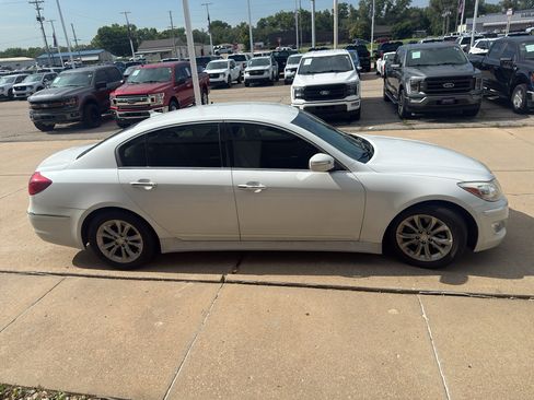 Used 2013 Hyundai Genesis 3.8 RWD image 5